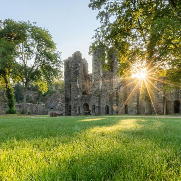 Vous souhaitez vendre votre maison à Villers-la-Ville ? Cette commune très prisée du Brabant wallon séduit de nombreux acheteurs grâce à son cadre de vie verdoyant, sa proximité avec Nivelles et Ottignies, et son excellente accessibilité. Pour réussi